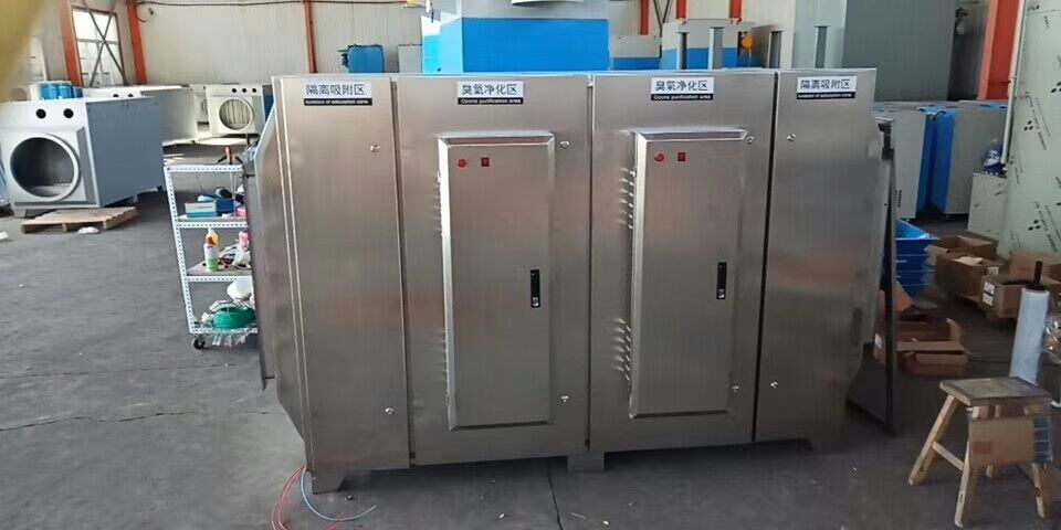 塑料制品車間廢氣處理設(shè)備無(wú)任何機(jī)械動(dòng)作，無(wú)噪音，無(wú)需專人管理和日常維護(hù)，只需作定期檢查，本設(shè)備能耗低，設(shè)備風(fēng)阻極低＜50pa,可節(jié)約大量排風(fēng)動(dòng)力能耗。