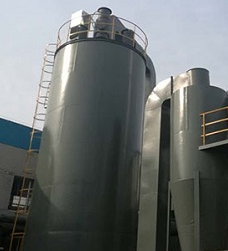 　含焦油霧滴的焦?fàn)t煤氣從電捕焦油器下部進(jìn)入正六角邊蜂窩管，從器上部出來。蜂窩管設(shè)置為高壓非勻場(chǎng)電場(chǎng)，蜂窩管為正極(又稱為沉淀極)，蜂窩管中心設(shè)有導(dǎo)線(不銹鋼絲)為負(fù)極(又稱為電暈極)，煤氣分子在高壓電場(chǎng)的作用下發(fā)生電離，在電暈極周圍發(fā)生急劇碰撞，產(chǎn)生大量正、負(fù)離子，在電暈極以外只有負(fù)離子，因而是捕焦油器內(nèi)部大部分空間內(nèi)焦油霧滴變?yōu)閹ж?fù)電子的質(zhì)點(diǎn)，向沉淀極移動(dòng)，由于管壁與設(shè)備外殼接地，帶負(fù)電荷的焦油質(zhì)點(diǎn)到達(dá)管壁后放電沉淀于管壁上并集聚器底排出，從而達(dá)到除去煤氣中焦油霧滴的目的。