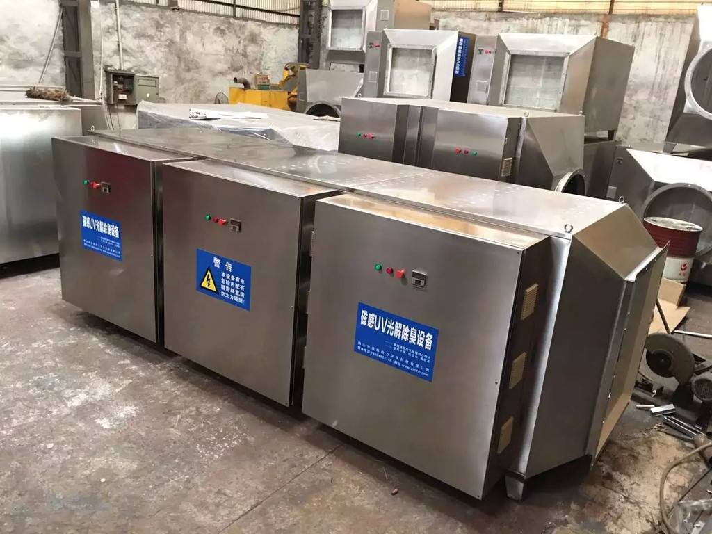 有機廢氣處理裝置技術，能有效將廢氣中的惡臭物質通過生物降解、分解、吸附方式凈化?？捎行Ц纳茝S區(qū)以及周圍的空氣環(huán)境，運行費用低。同時我公司根據(jù)企業(yè)臭氣的排放情況，有選擇的采用定向處理技術對臭氣進行處理，以達到*處理效果，減低企業(yè)投資和運行成本。工業(yè)廢氣處理工藝對H2S、SO2、NH3等及大部分揮發(fā)性的有機惡臭物進去除率可達99%。系統(tǒng)壽命長達10年以上，可以全年運行，每天連續(xù)運行24小時，其處理過程不產生二次污染。而且系統(tǒng)占地面積小，節(jié)省土地資源。 