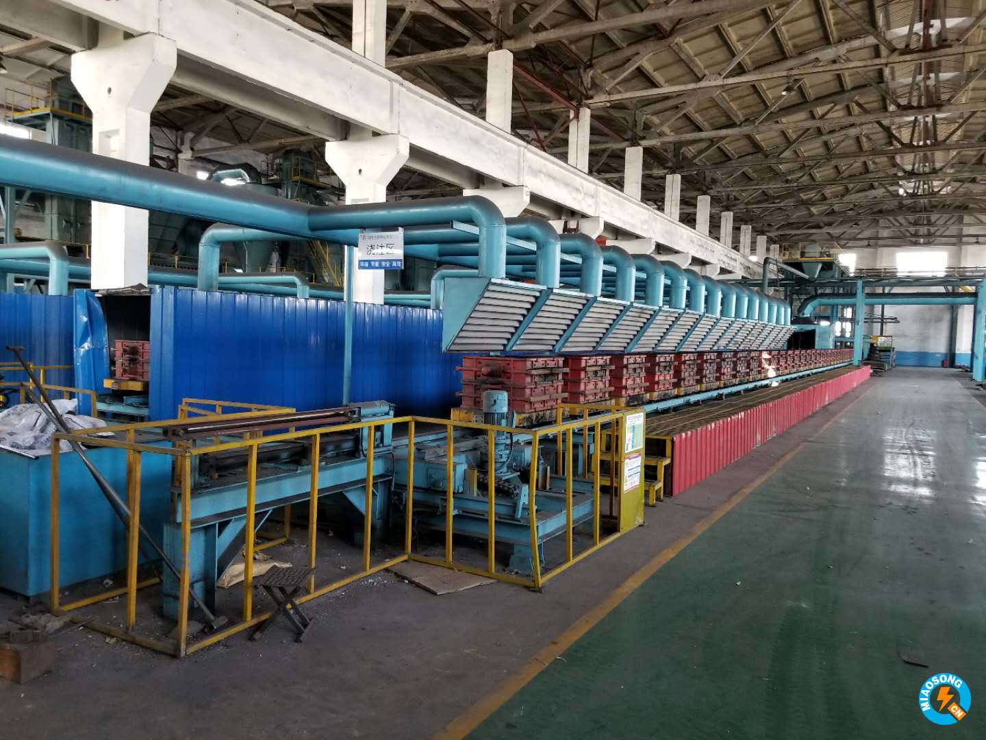 生產(chǎn)鑄造煙氣處理設(shè)施常用的是活性炭吸附，活性炭吸附法適用于大風(fēng)量、低濃度、溫度不高的有機(jī)廢氣治理，該法工藝成熟，效果可靠，易于回收有機(jī)溶劑，因此被廣泛地應(yīng)用于化工、噴漆、印刷、輕工等行業(yè)的有機(jī)廢氣如苯類、酮類的治理。在工業(yè)吸附過程中，活性炭是使用為廣泛的一種吸附劑，但它也存在不耐高溫，在濕潤的條件下不能保持很好的吸附能力，易燃，較快達(dá)到飽和吸附而失去效用，吸附劑需定期更換的缺點；其次，吸附法會產(chǎn)生二次固體或液體污染物。