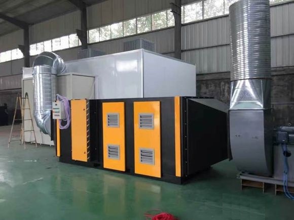 新型針對(duì)現(xiàn)有技術(shù)存在之缺失，其主要目的是提供一種紫外光催化氧化與活性炭吸附一體塔，其安全達(dá)標(biāo)的同時(shí)有效地提高了治理效果，降低了整體的運(yùn)行費(fèi)用。