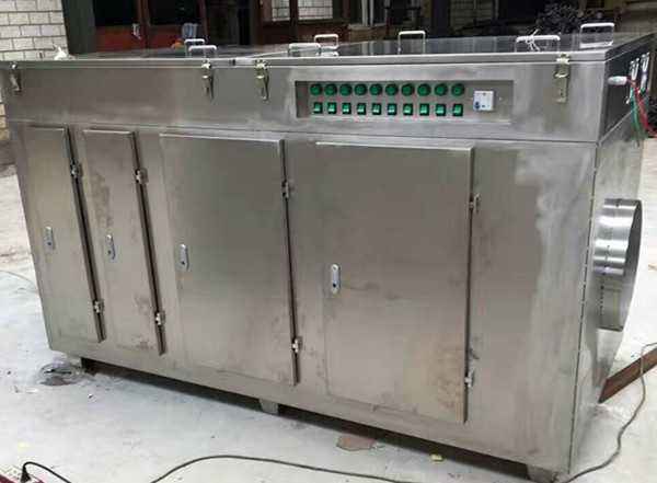 該膠鞋廠除臭設(shè)備的原理就是一系列的化學(xué)反應(yīng)，讓有機(jī)廢氣變成無污染的二氧化碳和水，在該設(shè)備的后面又加入了一個(gè)等離子凈化器，藥水洗滌設(shè)備凈化率在百分之八十左右，經(jīng)過等離子凈化器以后凈化率達(dá)到了百分之九十五以上，達(dá)到了當(dāng)?shù)嘏欧艠?biāo)準(zhǔn)，目前已經(jīng)正常使用之中，我們保證每套設(shè)備都會檢測達(dá)標(biāo)，不讓客戶失望。