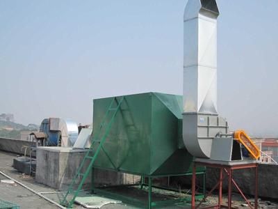 噴淋塔是一種高效、低壓損的除塵設(shè)備。噴膠廢氣經(jīng)噴淋塔水洗、噴淋、過濾后進(jìn)入U(xiǎn)V光解凈化器。  UV光解凈化器是利用納光催化劑TiO2在特定波長的光的照射下產(chǎn)生"電子一空穴"對(一種高能粒子)，這種"電子一空穴"對和周圍的水和氧氣相互作用后具有很強(qiáng)的氧化-還原能力。它能將廢氣中的苯類、醛類、烴類等污染物直接分解成無害無味的物質(zhì)，進(jìn)行分解破壞，達(dá)到了消除空氣污染的目的。  活性炭吸附器是根據(jù)活性炭多孔性和吸附性的原理從而設(shè)計(jì)的，由于活性炭表面存在著未平衡飽和的分子力或化學(xué)鍵力，當(dāng)活性炭與廢氣接觸時(shí)，就能吸附廢氣分子，從而達(dá)到凈化效果。