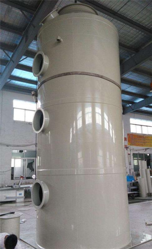 含塵氣體由筒體下部順切向引入，旋轉(zhuǎn)上升，塵粒受離心力作用而被分離，拋向筒體內(nèi)壁，被筒體內(nèi)壁流動(dòng)的水膜層所吸附，隨水流到底部錐體，經(jīng)排塵口卸出。水膜層的形成是由布置在筒體的上部幾個(gè)噴嘴、將水順切向噴至器壁。這樣，在筒體內(nèi)壁始終覆蓋一層旋轉(zhuǎn)向下流動(dòng)的很薄水膜，達(dá)到提高除塵效果的目的。