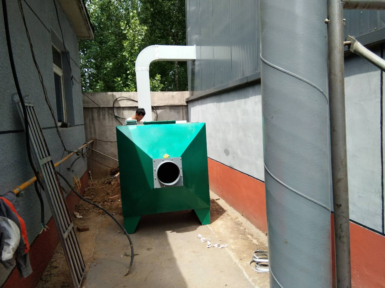 對于電子廠行業(yè)廢氣處理解決方案，以上是介紹了幾種方法，具體用什么廢氣處理設(shè)備還需要根據(jù)客戶現(xiàn)場勘查收集的信息，來制定合理的收集+處理，這樣才能保證廢氣的凈化效果，我們有上百家電子廠的廢氣處理工程案例可以讓客戶現(xiàn)場進(jìn)行考察，或者直接與我們聯(lián)系，讓我們技術(shù)人員現(xiàn)場為您設(shè)計(jì)廢氣處理方案和報(bào)價(jià)