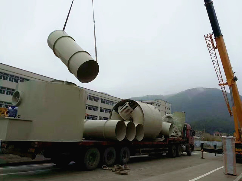 針對城市污水處理工藝特點(diǎn)，采用的噴淋吸附方法，將廢氣收集，送入噴淋塔噴淋，去除各類異味達(dá)到凈化氣體的效果。該方法投資少、運(yùn)行成本低、占地空間小、效果好，無二次污染。