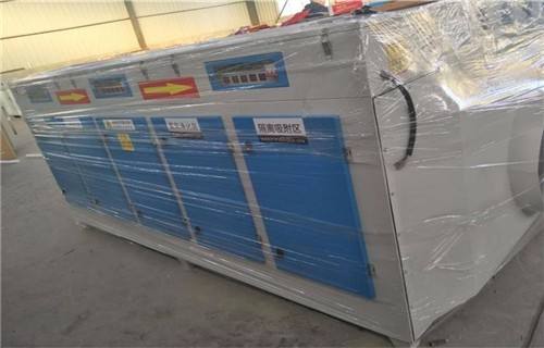 噴漆房廢氣處理裝置活性炭吸附裝置采用的是前邊有初效過濾棉或者活性炭棉，阻擋油漆顆粒物，然后采用V型過濾網(wǎng)，過濾掉比較細(xì)微的顆粒物，然后再引入設(shè)備的活性炭吸附區(qū)，通過蜂窩活性炭、柱狀活性炭或者顆粒狀活性炭進(jìn)行吸附，吸附之后的廢氣再排放。