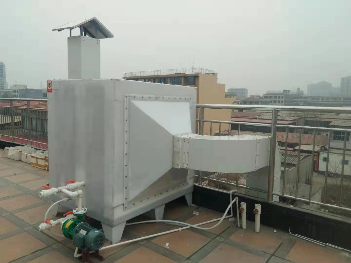 電線電纜廠廢氣異味處理采用設(shè)備方案，活性炭吸附塔,是一種經(jīng)濟(jì)實用型有機(jī)廢氣的凈化與治理裝置;是一種廢氣過濾吸附異味的環(huán)保設(shè)備產(chǎn)品。